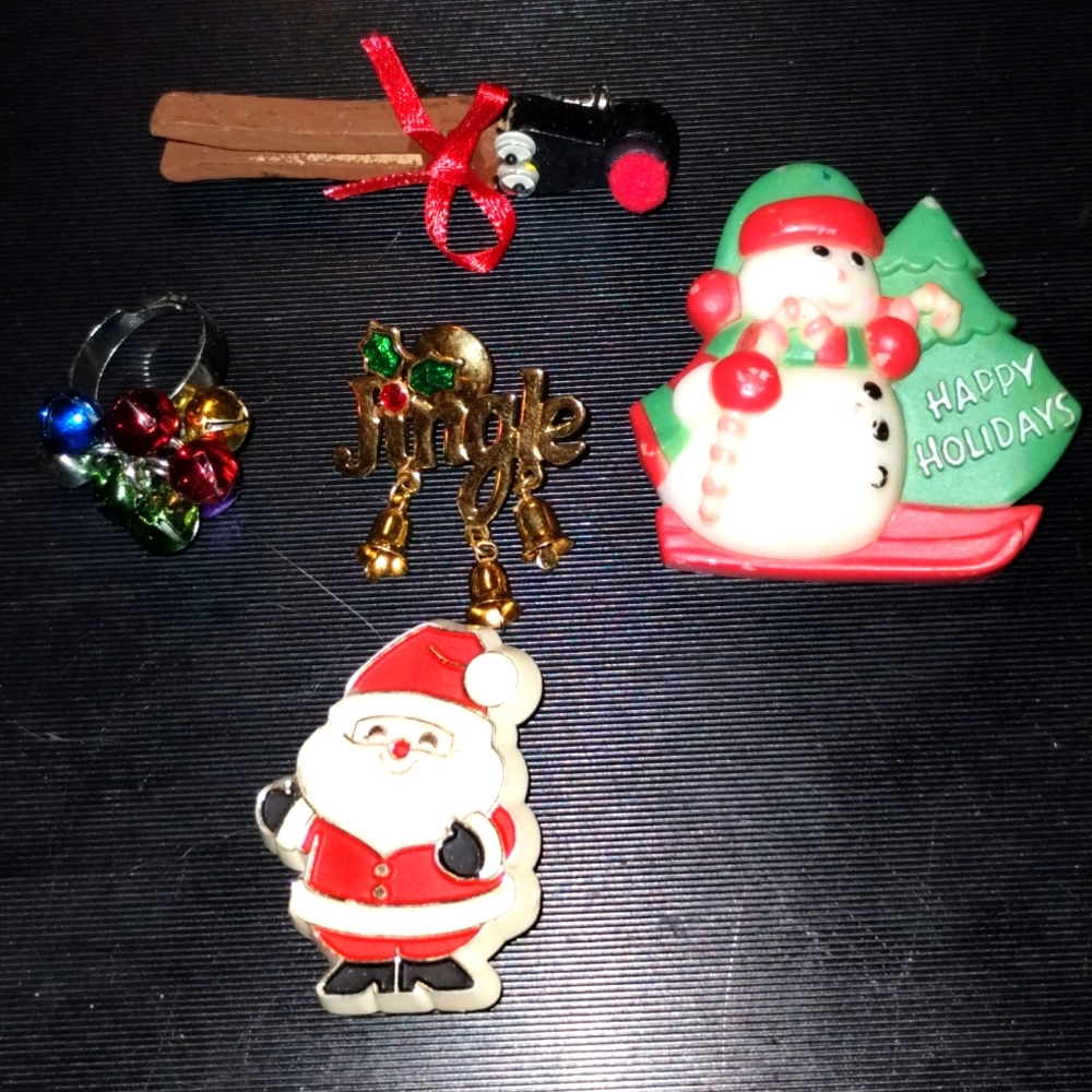 Really cute little vintage Christmas lot of brooches and one ring